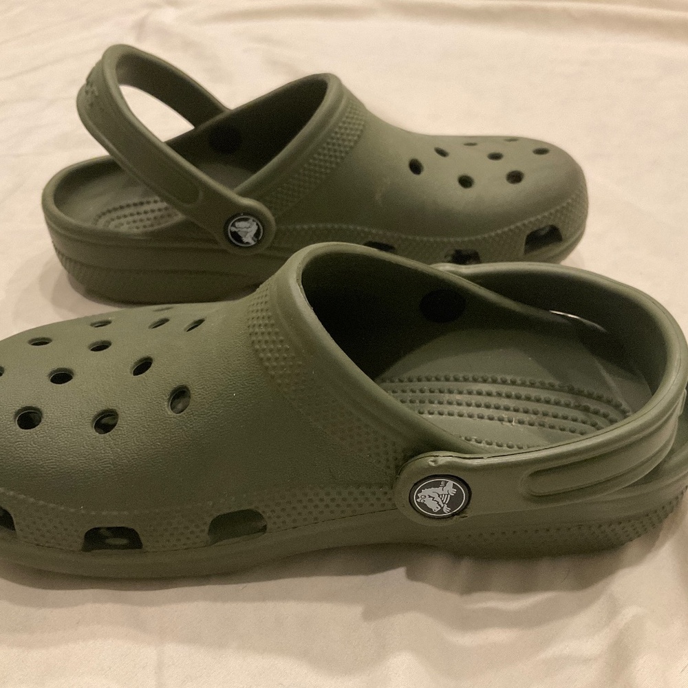 crocs dark green sandals women